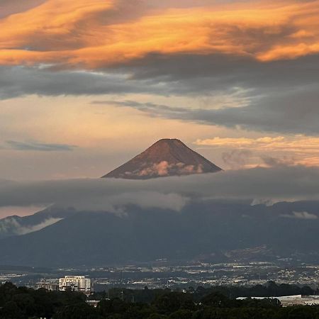 Amazing Aircrafts Views In Front Of Airport Apartment Guatemala City Екстериор снимка