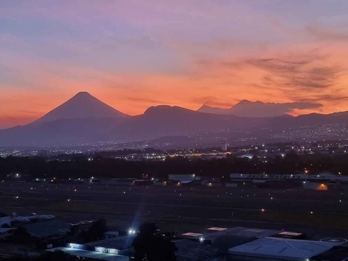 Amazing Aircrafts Views In Front Of Airport Apartment Guatemala City Екстериор снимка