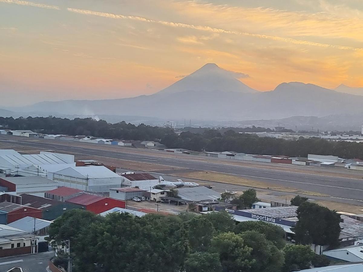 Amazing Aircrafts Views In Front Of Airport Apartment Guatemala City Екстериор снимка