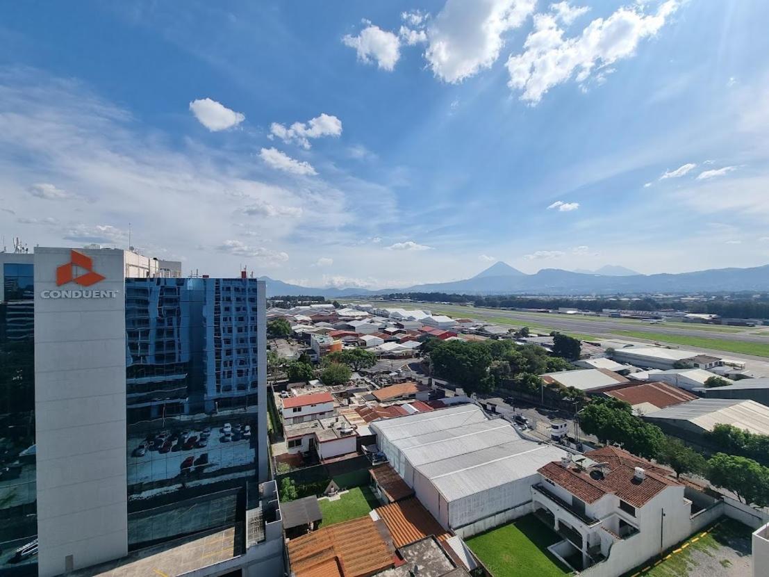 Amazing Aircrafts Views In Front Of Airport Apartment Guatemala City Екстериор снимка