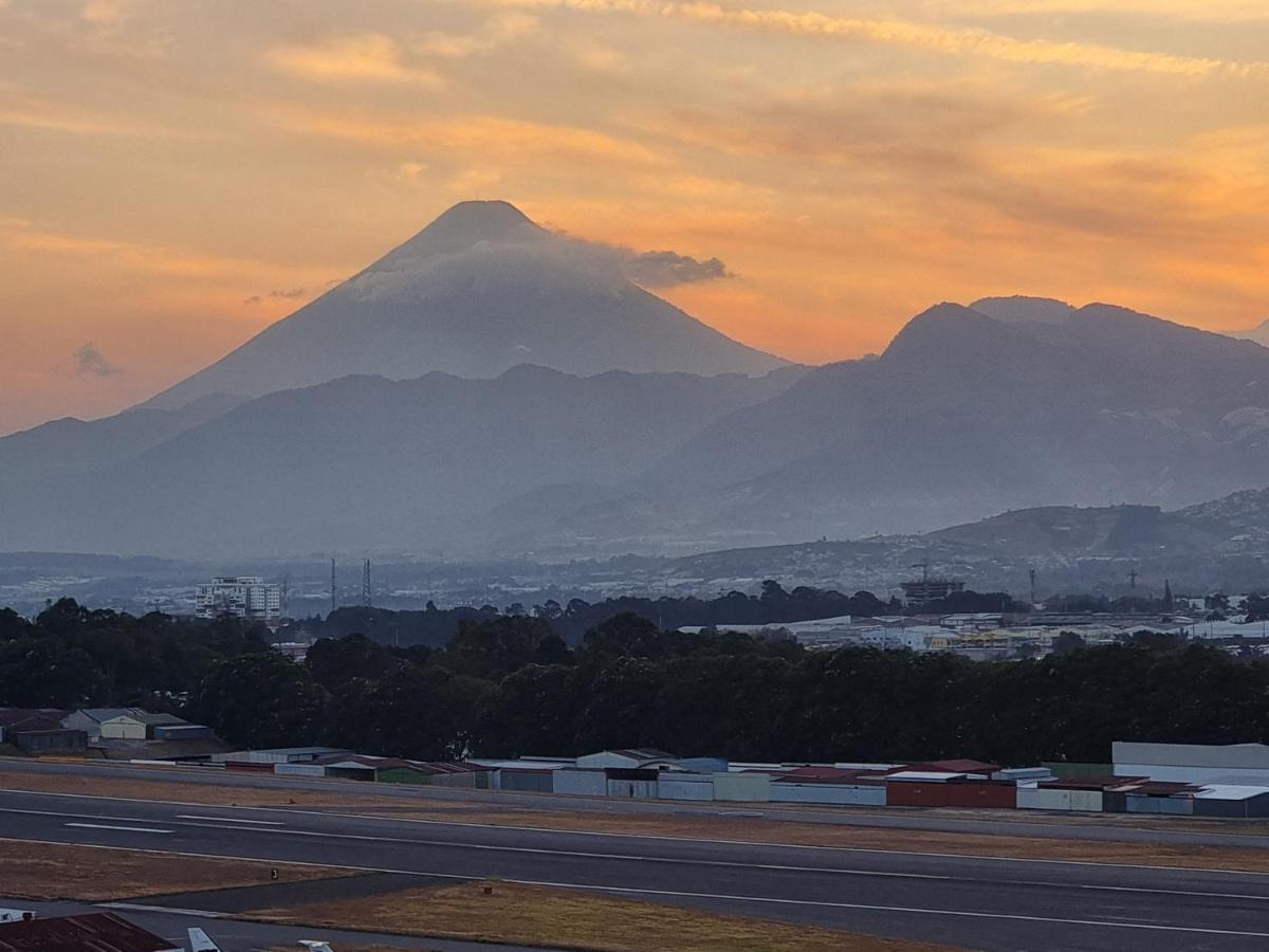 Amazing Aircrafts Views In Front Of Airport Apartment Guatemala City Екстериор снимка