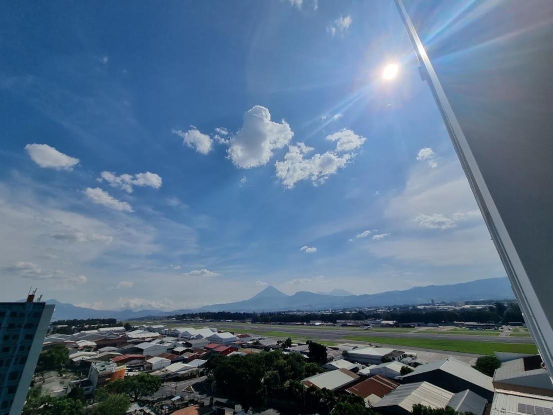 Amazing Aircrafts Views In Front Of Airport Apartment Guatemala City Екстериор снимка