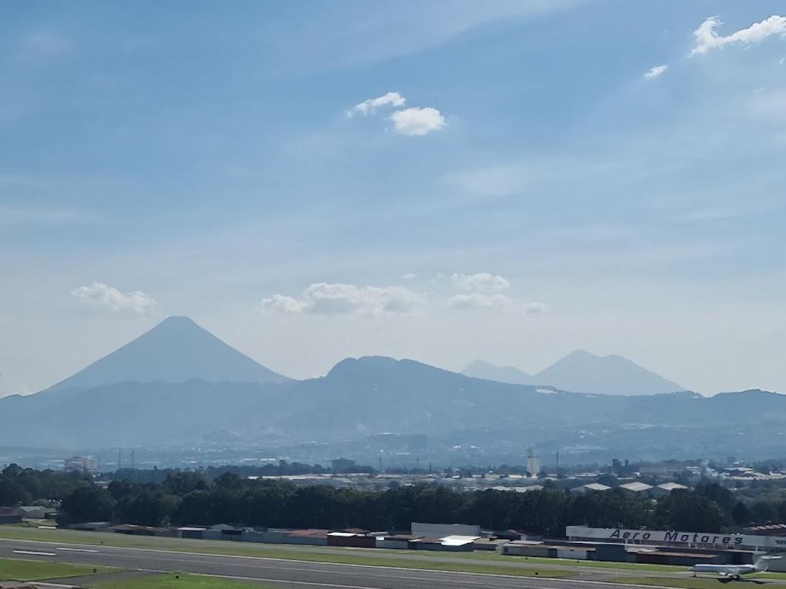 Amazing Aircrafts Views In Front Of Airport Apartment Guatemala City Екстериор снимка