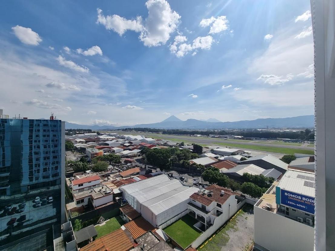 Amazing Aircrafts Views In Front Of Airport Apartment Guatemala City Екстериор снимка