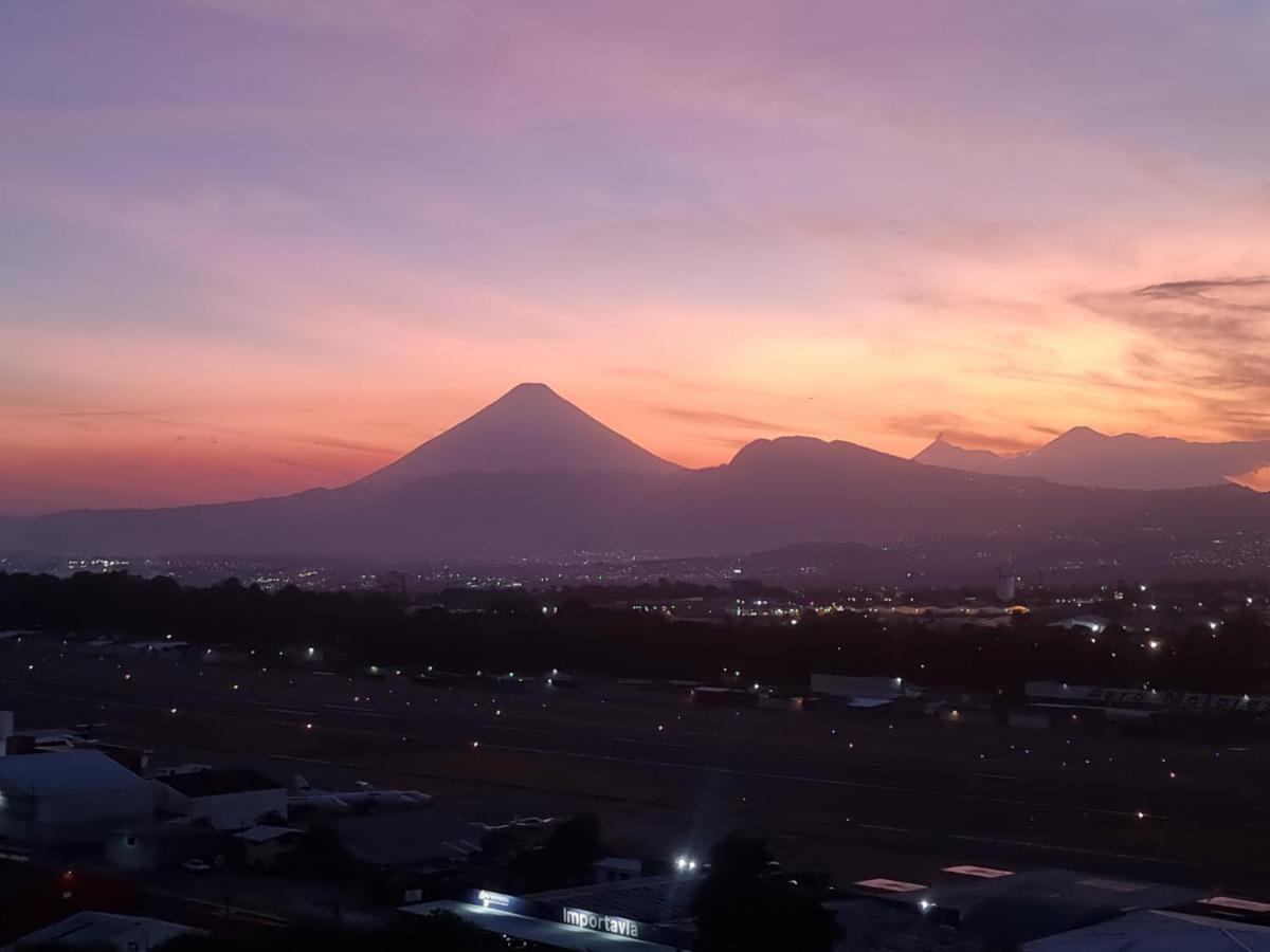 Amazing Aircrafts Views In Front Of Airport Apartment Guatemala City Екстериор снимка