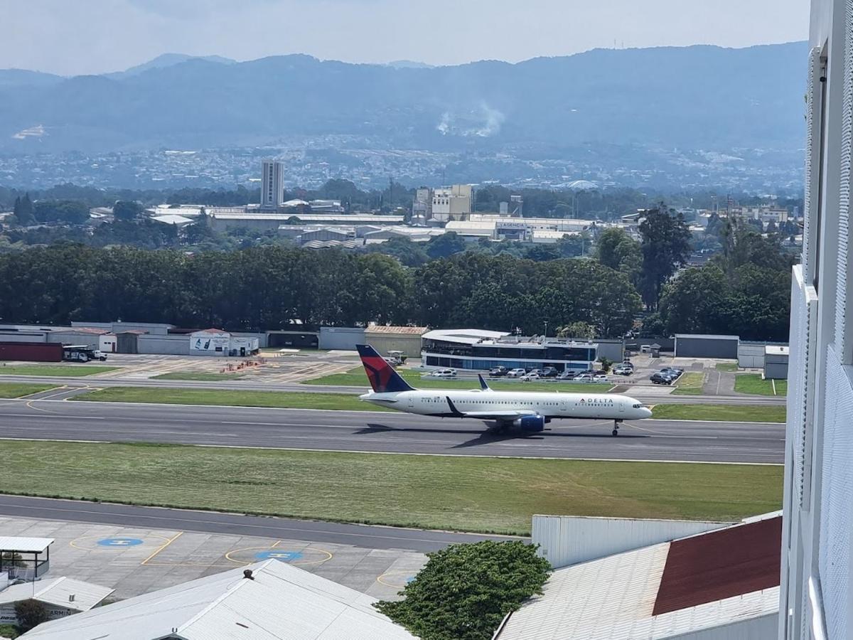 Amazing Aircrafts Views In Front Of Airport Apartment Guatemala City Екстериор снимка