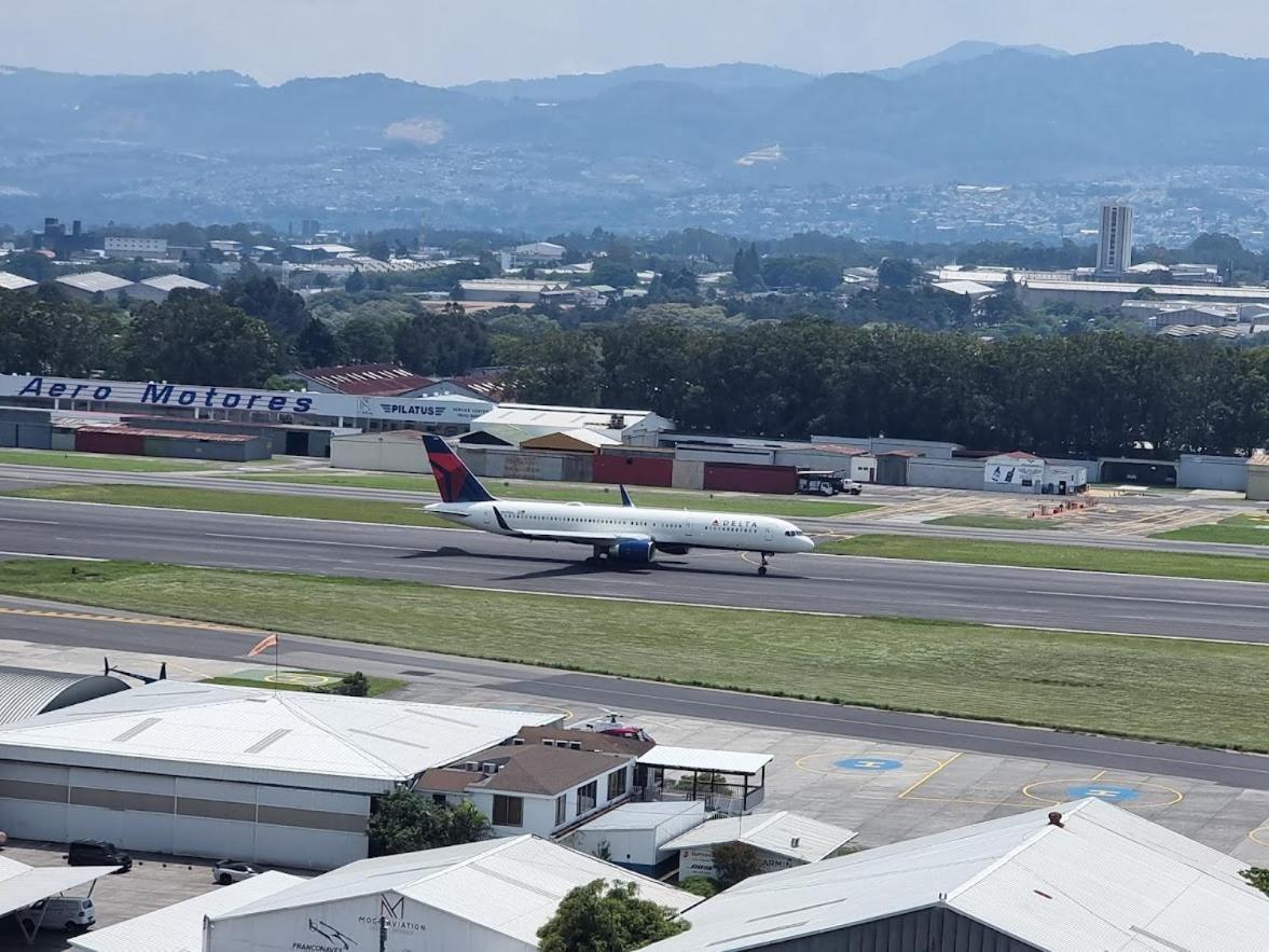 Amazing Aircrafts Views In Front Of Airport Apartment Guatemala City Екстериор снимка