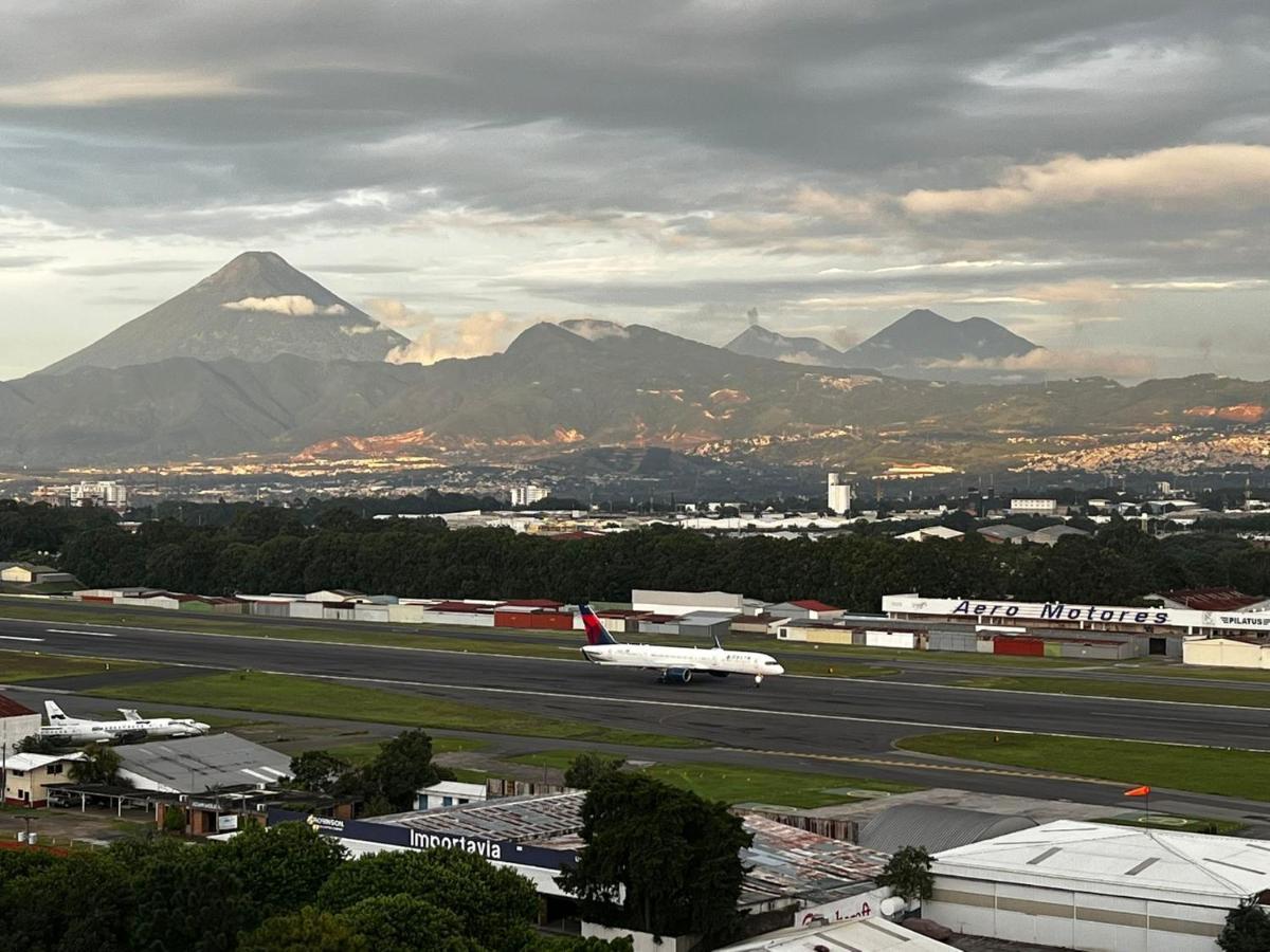 Amazing Aircrafts Views In Front Of Airport Apartment Guatemala City Екстериор снимка