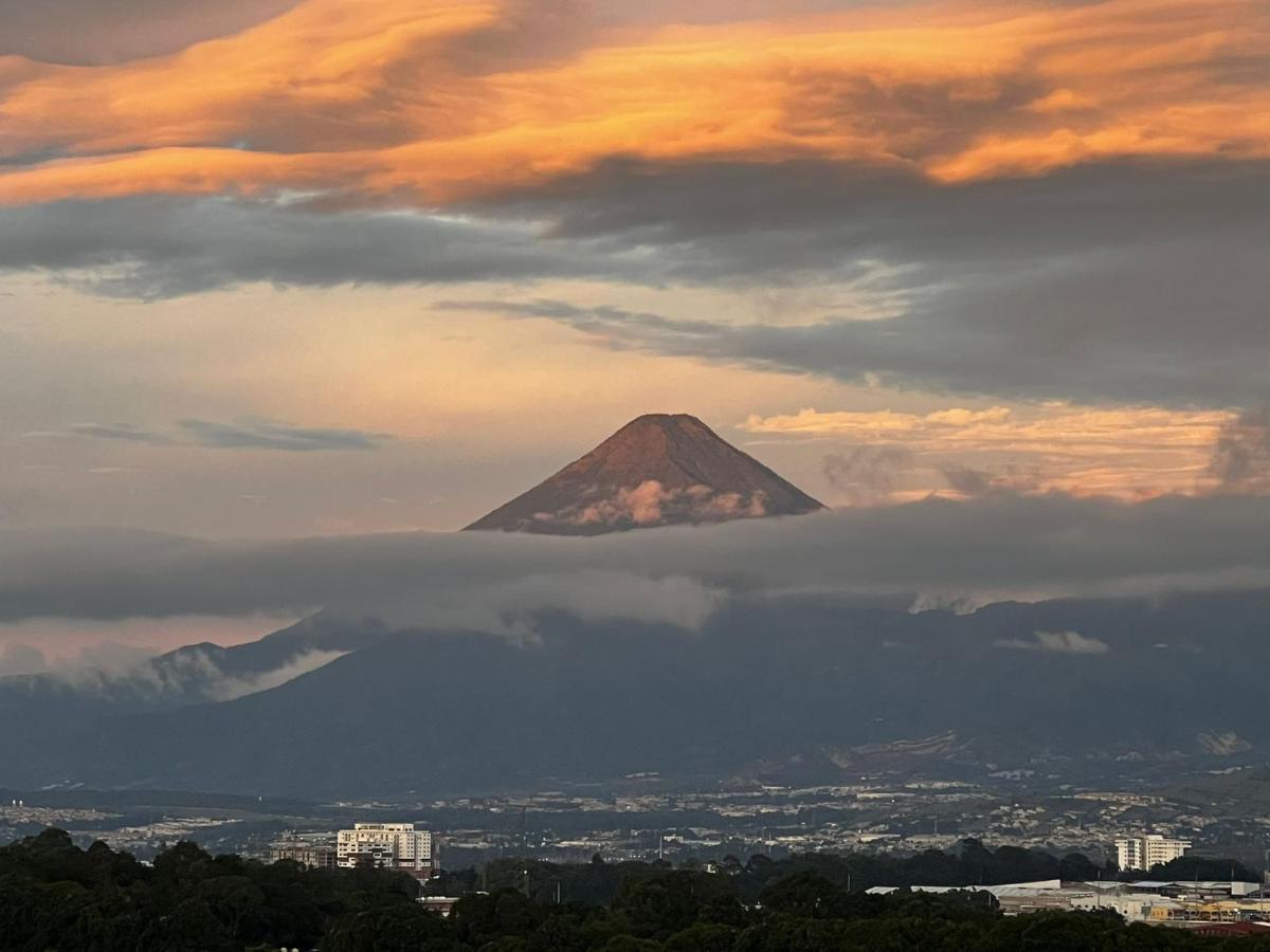 Amazing Aircrafts Views In Front Of Airport Apartment Guatemala City Екстериор снимка